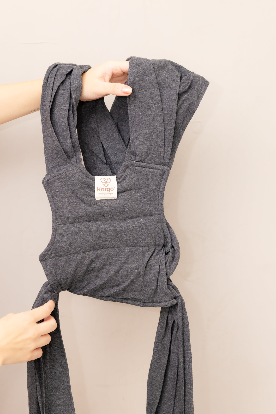 Fular elástico prearmado gris oscuro